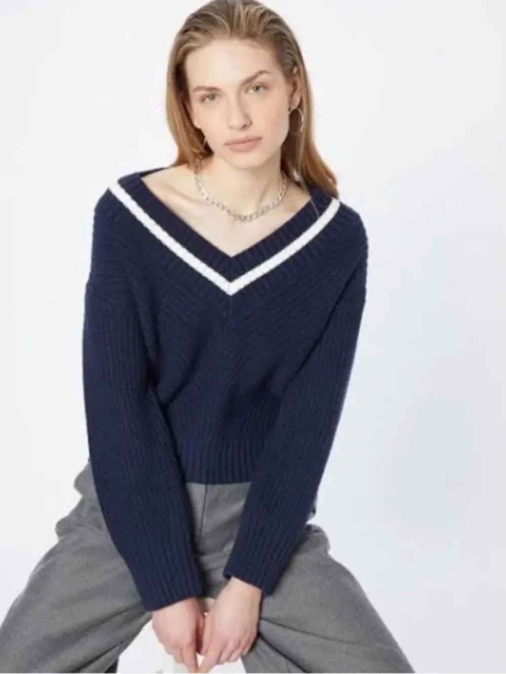 Abercrombie & Fitch Navy and White V-Neck Sweater Size XL